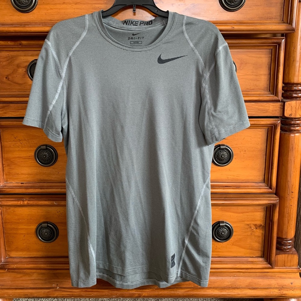 Men’s Nike Pro Dri-fit grey patterned tshirt. M